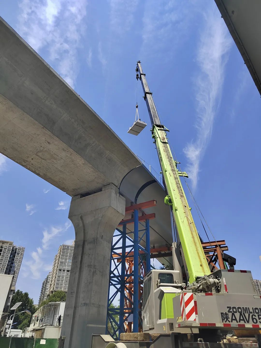 首吊成功！陕建产投集团西南二环预制防撞护栏产品吊装顺利推进